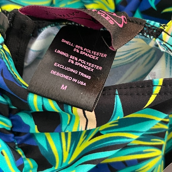 HOT MIAMI STYLES TROPICAL PRINT V NECK
SPAGHETTI STRAPS RUCHED
DRESS - Picture 7 of 8